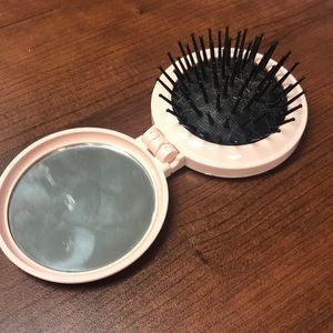 Travel hair brush